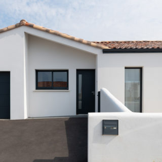 Façade avant de maison neuve Premium L avec porche et entrée cathédrale