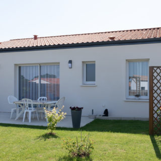 Jardin et terrasse d’une maison neuve Premium 12 à La Génétouze, arrière lumineux et fonctionnel