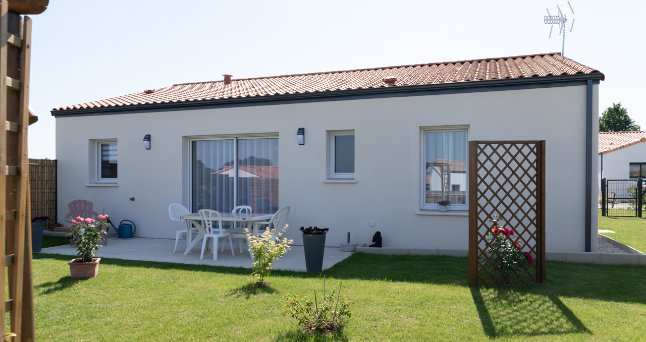 Jardin et terrasse d’une maison neuve Premium 12 à La Génétouze, arrière lumineux et fonctionnel