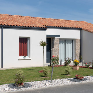 Façade avant d’une maison neuve Premium 12 à La Génétouze, plain-pied moderne et fonctionnel