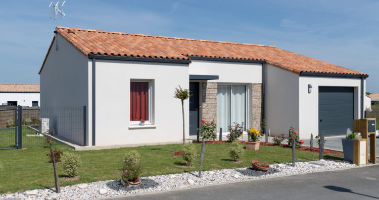 Façade avant d’une maison neuve Premium 12 à La Génétouze, plain-pied moderne et fonctionnel