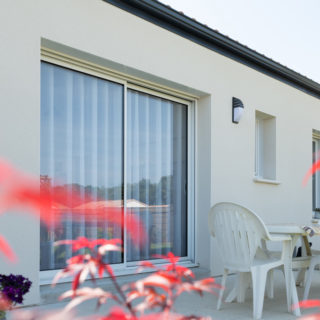 Vue arrière d’une maison Premium 12 à La Génétouze avec terrasse et jardin