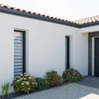 Façade avant d’une maison neuve T5 de 123 m² à Talmont-Saint-Hilaire, réalisée par un constructeur de maisons.