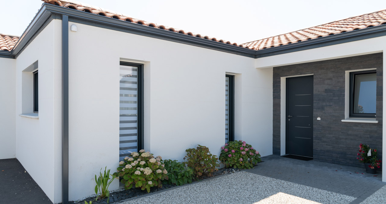 Façade avant d’une maison neuve T5 de 123 m² à Talmont-Saint-Hilaire, réalisée par un constructeur de maisons.