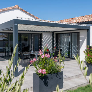 Vue jardin d’une maison neuve T5 avec séjour lumineux et espace extérieur à Talmont-Saint-Hilaire.