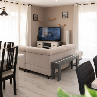 Séjour salon d’une maison neuve en Vendée avec ouverture sur l’extérieur