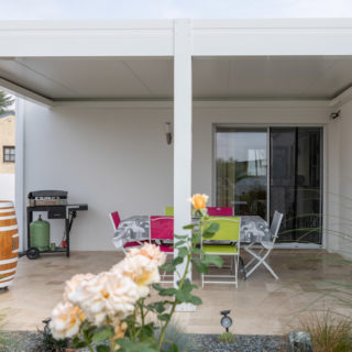 Pergola en bois sur terrasse d’une maison de constructeur à Bourgneuf, Charente-Maritime