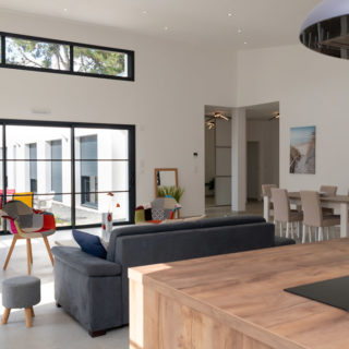 Pièce de vie lumineuse avec fenêtre panoramique dans maison neuve à Saint-Jean-de-Monts