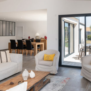 Salon spacieux et lumineux dans une maison neuve à Brétignolles-sur-Mer, Vendée