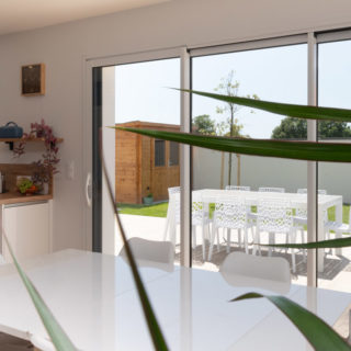 Salon spacieux et convivial dans une maison neuve T6 construite par un constructeur à Brétignolles-sur-Mer, Vendée