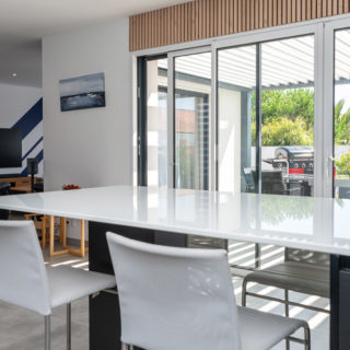 Séjour et cuisine ouverts dans une maison T5 neuve de 123 m² à Talmont-Saint-Hilaire, constructeur maison