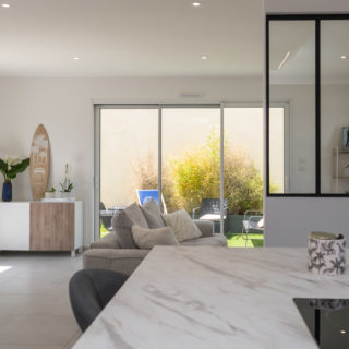 Salon lumineux dans une maison neuve réalisée par un constructeur de maisons aux Sables-d’Olonne en Vendée.