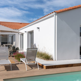 Terrasse et piscine d’une maison neuve individuelle de 120 m² aux Sables d’Olonne