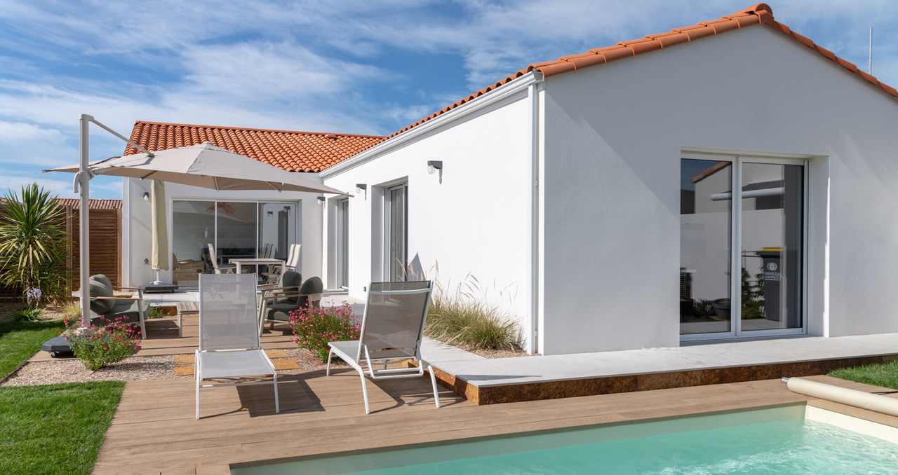 Terrasse et piscine d’une maison neuve individuelle de 120 m² aux Sables d’Olonne