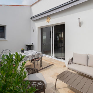 Porche accueillant d’une maison plain-pied construite à Bourgneuf, Charente-Maritime