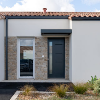 Maison neuve Premium 13 à Bellevigny avec façade avant et pierre de parement élégante