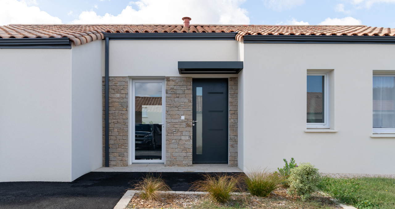 Maison neuve Premium 13 à Bellevigny avec façade avant et pierre de parement élégante