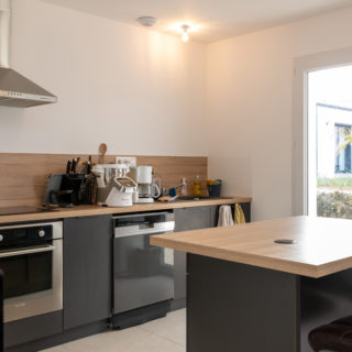 Cuisine moderne et fonctionnelle du modèle Premium 13, maison plain-pied à Bellevigny