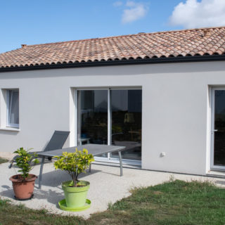 Côté jardin du modèle Premium 13 à Bellevigny avec terrasse et espace extérieur aménagé