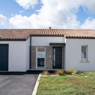 Façade avant du modèle Premium 13, maison plain-pied 3 chambres avec garage à Bellevigny