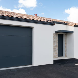 Vue de la façade avant du modèle Premium 13, maison plain-pied moderne à Bellevigny