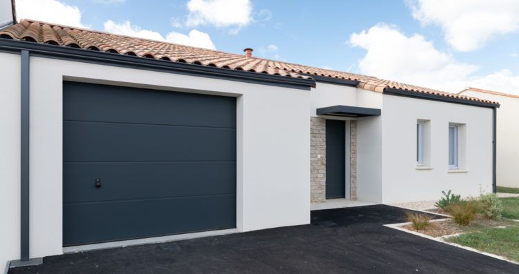 Vue de la façade avant du modèle Premium 13, maison plain-pied moderne à Bellevigny