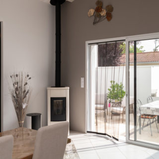 Salle à manger d’une maison de constructeur à Bourgneuf, Charente-Maritime, avec plafond cathédrale