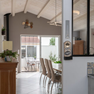 Salle à manger lumineuse d’une maison de constructeur à Bourgneuf, Charente-Maritime