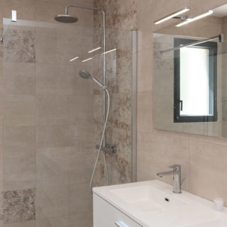 Salle de bain de la suite parentale dans une maison neuve de plain-pied à Brétignolles-sur-Mer, Vendée