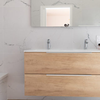 Salle de bain moderne dans maison neuve contemporaine à Saint-Jean-de-Monts