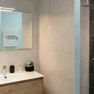 Salle de bain moderne dans une maison neuve de plain-pied