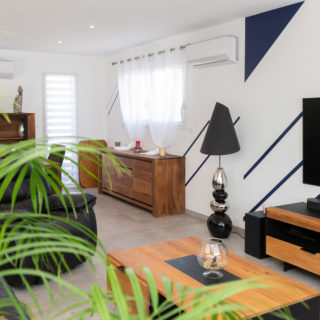 Salon lumineux d’une maison neuve T5 avec séjour ouvert à Talmont-Saint-Hilaire