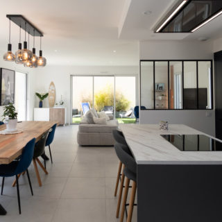 Cuisine ouverte sur le séjour dans une maison neuve 3 chambres aux Sables-d’Olonne, constructeur de maison en Vendée.