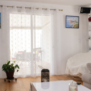 Salon chaleureux d’une maison de constructeur à Bourgneuf, Charente-Maritime