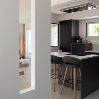 Cuisine fonctionnelle d’une maison neuve réalisée par un constructeur aux Sables-d’Olonne en Vendée. Pièce de vie ouverte (4 visuels)