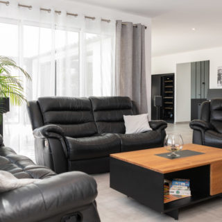 Salon spacieux et lumineux d’une maison neuve T5 avec espace de vie ouvert à Talmont-Saint-Hilaire