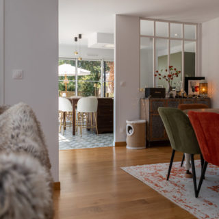 Salon chaleureux au charme intemporel dans une maison neuve aux Sables-d’Olonne, Vendée