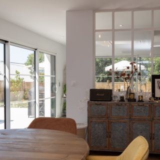 Grande pièce de vie ouverte et lumineuse dans une maison neuve en construction aux Sables-d’Olonne, Vendée