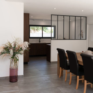 Séjour lumineux et fonctionnel dans une maison de plain-pied à Brétignolles-sur-Mer, Vendée