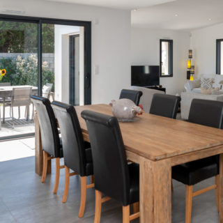 Pièce de vie ouverte avec accès terrasse et piscine à Brétignolles-sur-Mer, Vendée