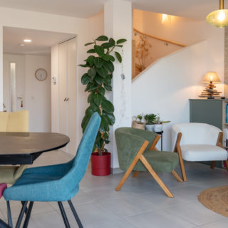 Séjour et salle à manger ouverts dans une maison contemporaine familiale