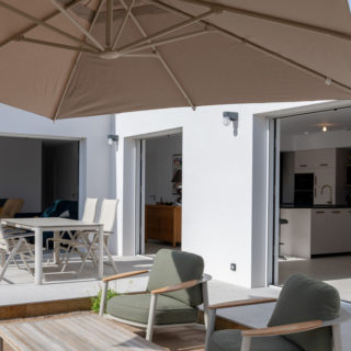 Espace extérieur avec terrasse et piscine d’une maison neuve en Vendée