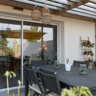 Terrasse et jardin d’une maison contemporaine située dans un écoquartier près de La Rochelle