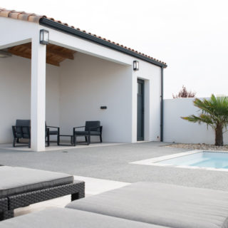 Poolhouse et local technique intégrés à une maison neuve avec piscine