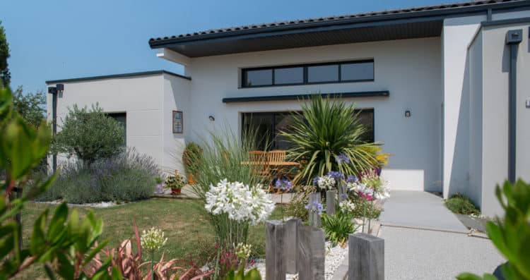 Maison plain-pied style villa avec toiture tuiles noires