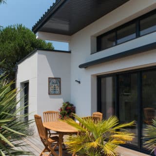 Façade maison enduit blanc et gris avec menuiseries gris ardoise